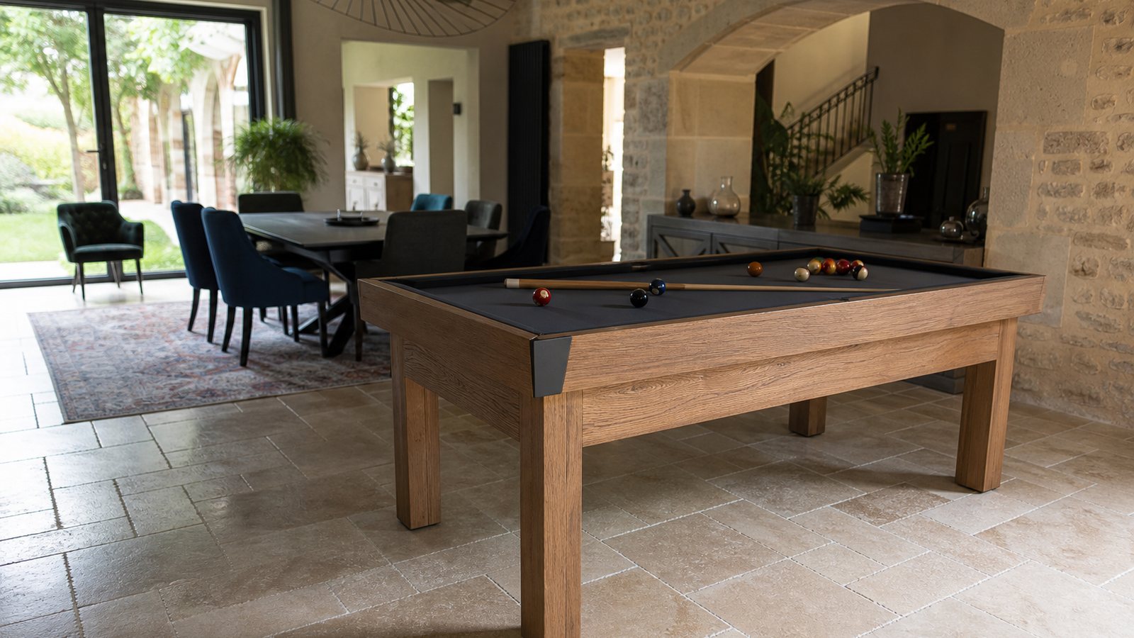 Billard en bois massif recouvert de son plateau pour servir de table de salle à manger