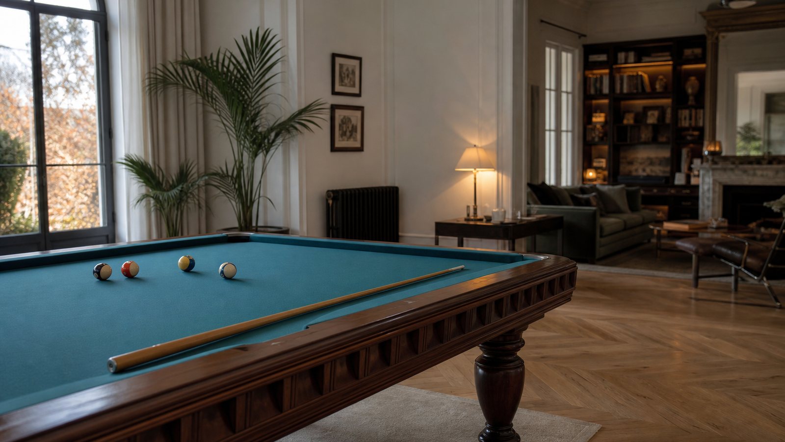Billard haut de gamme en noyer massif installé dans un salon lumineux et élégant