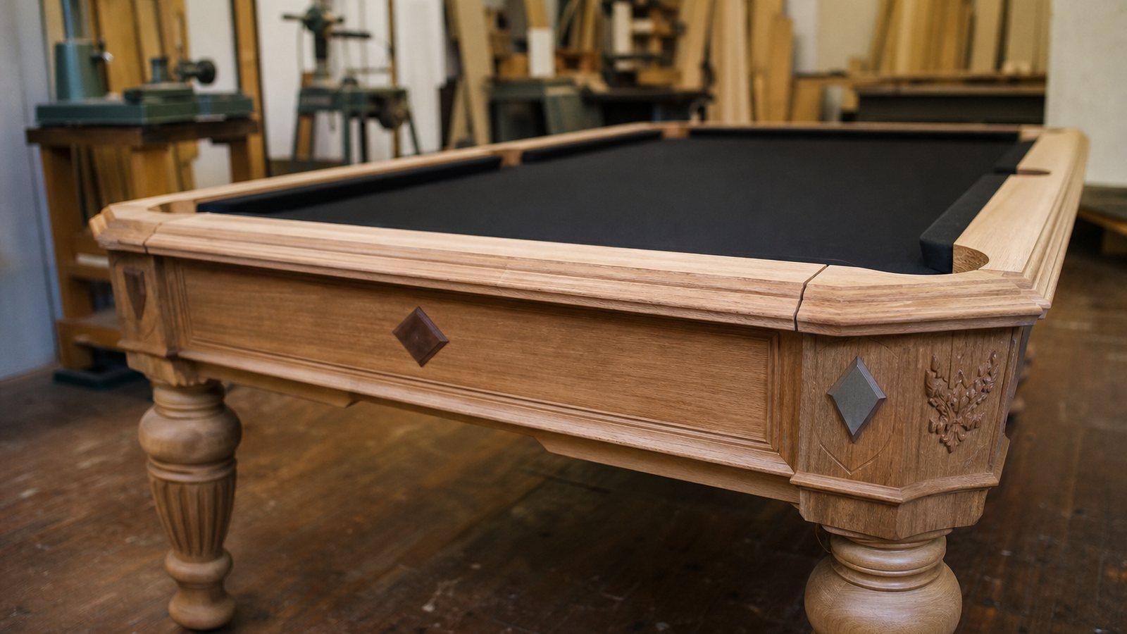 Ébéniste façonnant à la main le châssis en bois massif d'un billard à l'atelier