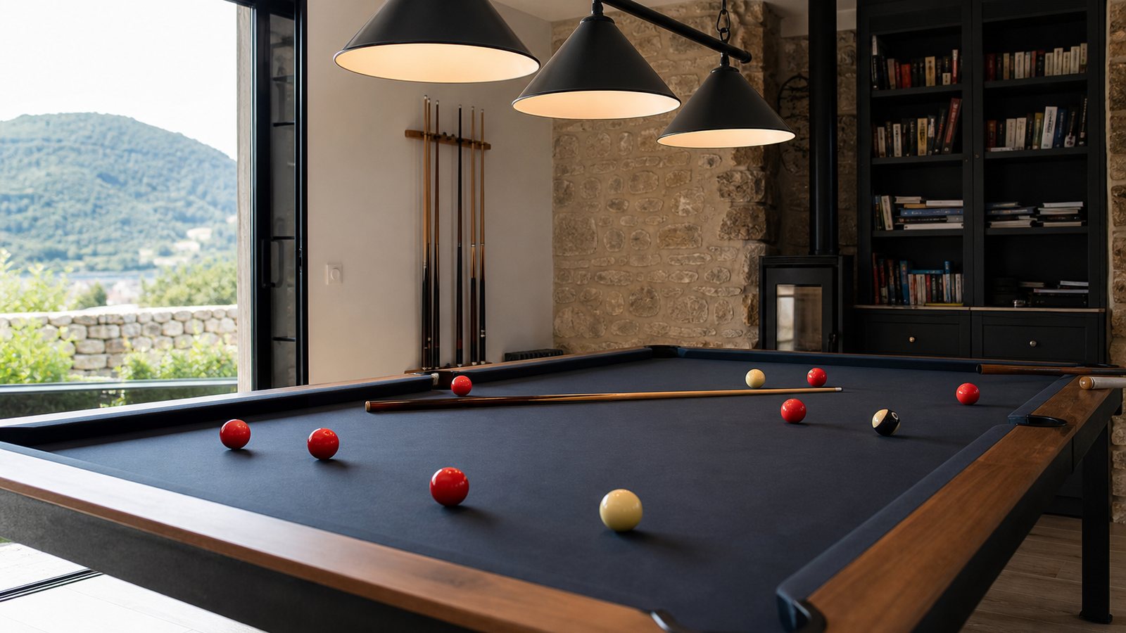 Suspension à plusieurs points lumineux éclairant le tapis vert d'un billard dans un salon boisé