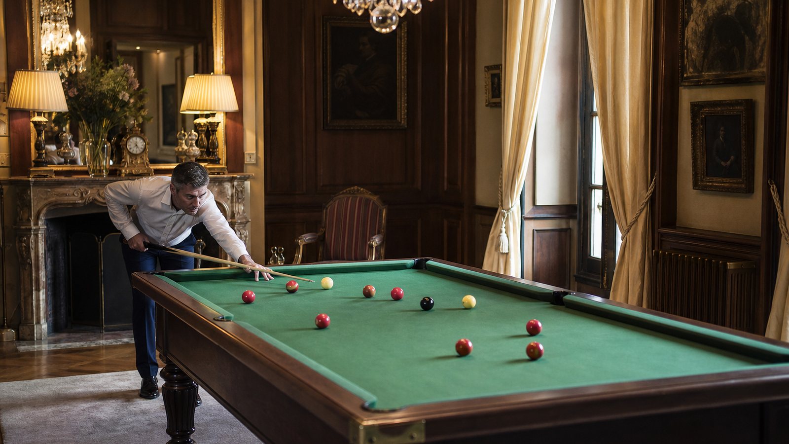Pièce spacieuse aménagée autour d'un billard avec un recul suffisant pour jouer aisément