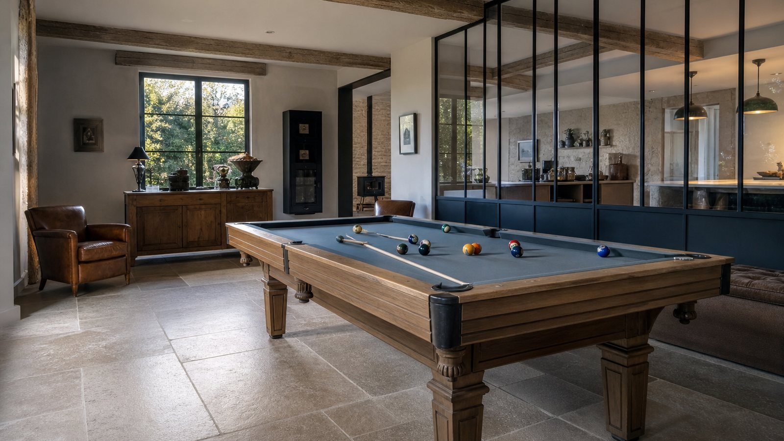 Billard haut de gamme en bois massif dans un salon raffiné